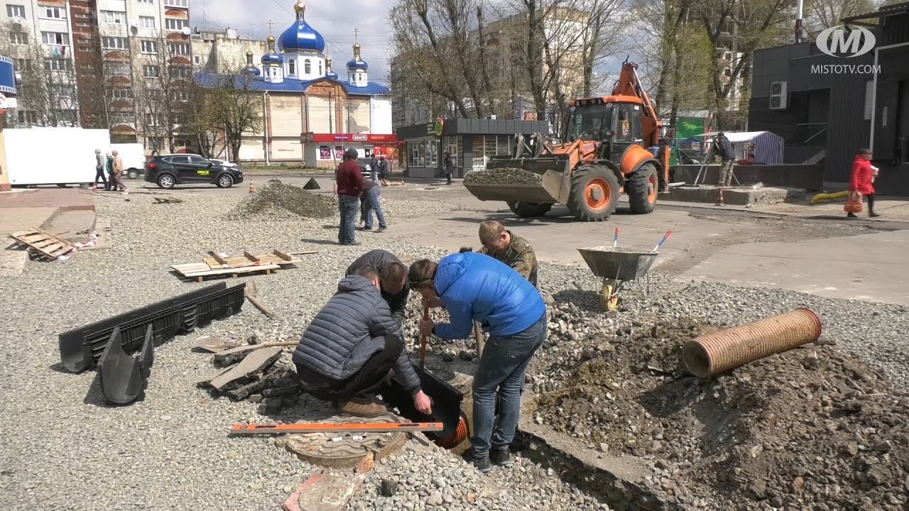 На Курчатова, 1 будують систему водовідведення